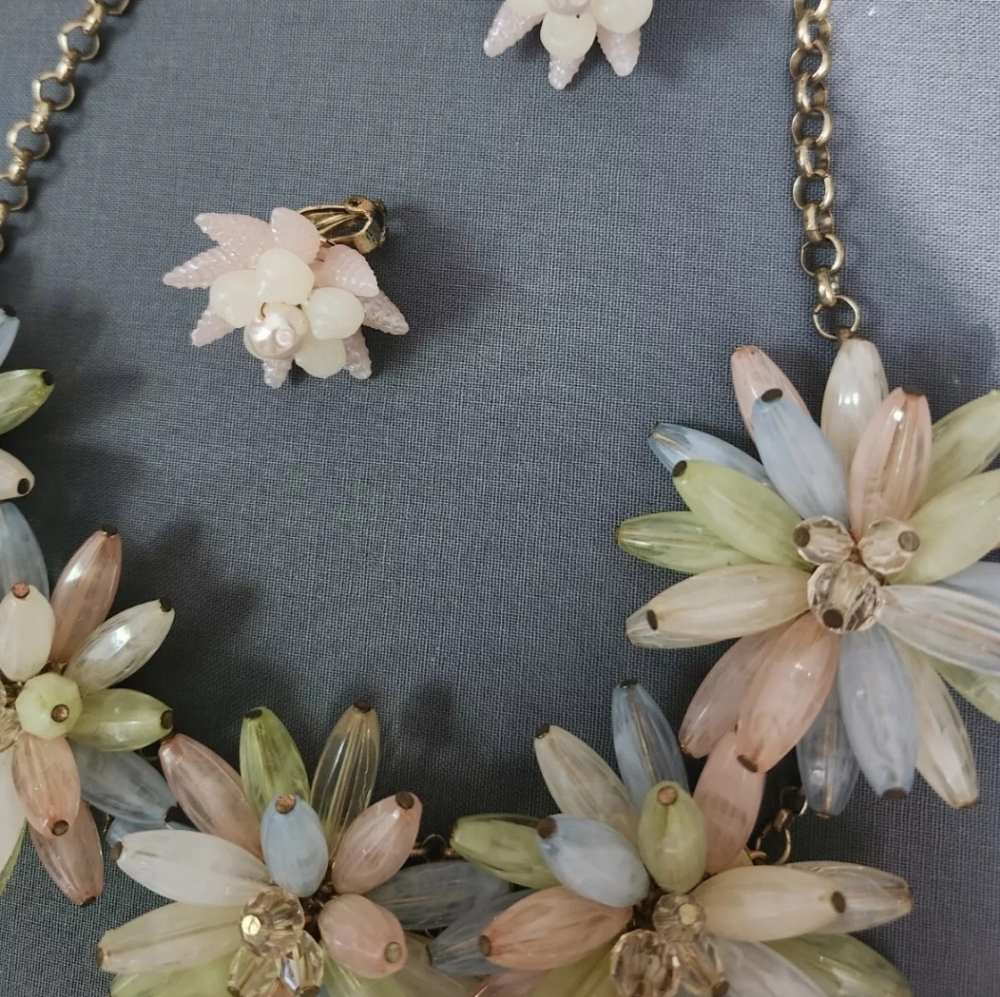 RARE Vintage Pastel Lucite Daisy Necklace - Picture 4 of 8